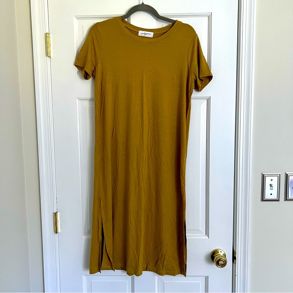 NWOT Carly Jean Los Angeles Midi Dress
